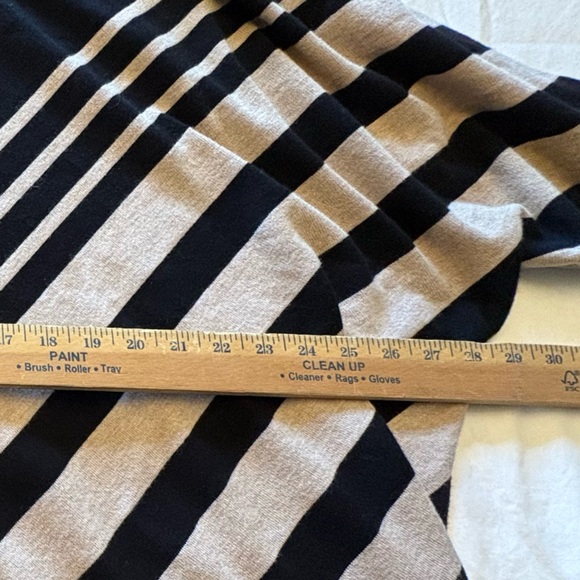 Avenue Plus Size 26/28 Black Tan Chevron Knit Top V Neck - Picture 7 of 7